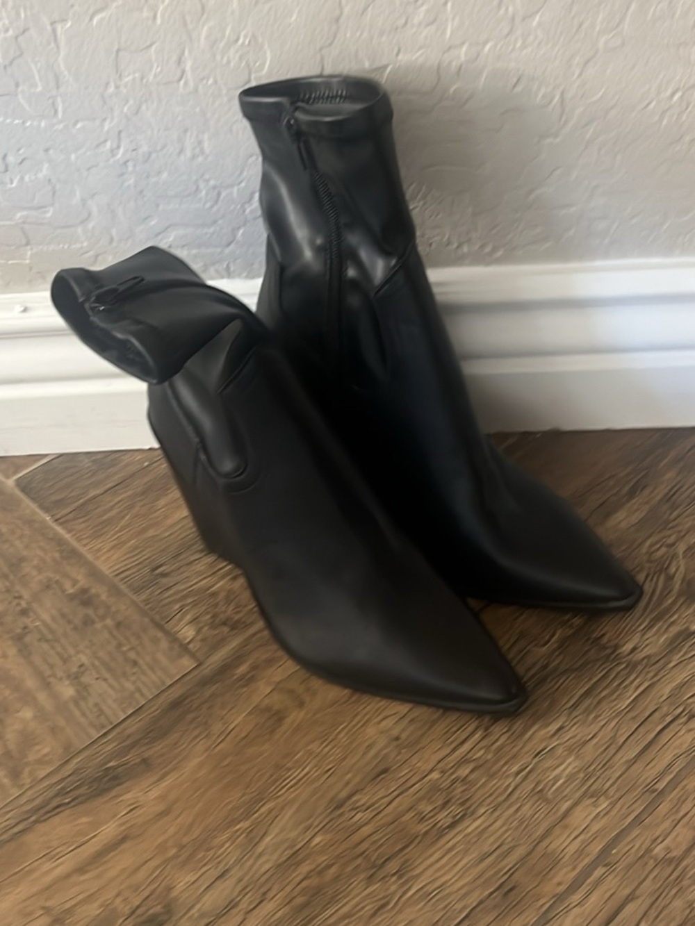 NEW!! Steve Madden Black Pointed-Toe Ankle Boots - Sleek Women's Fashion